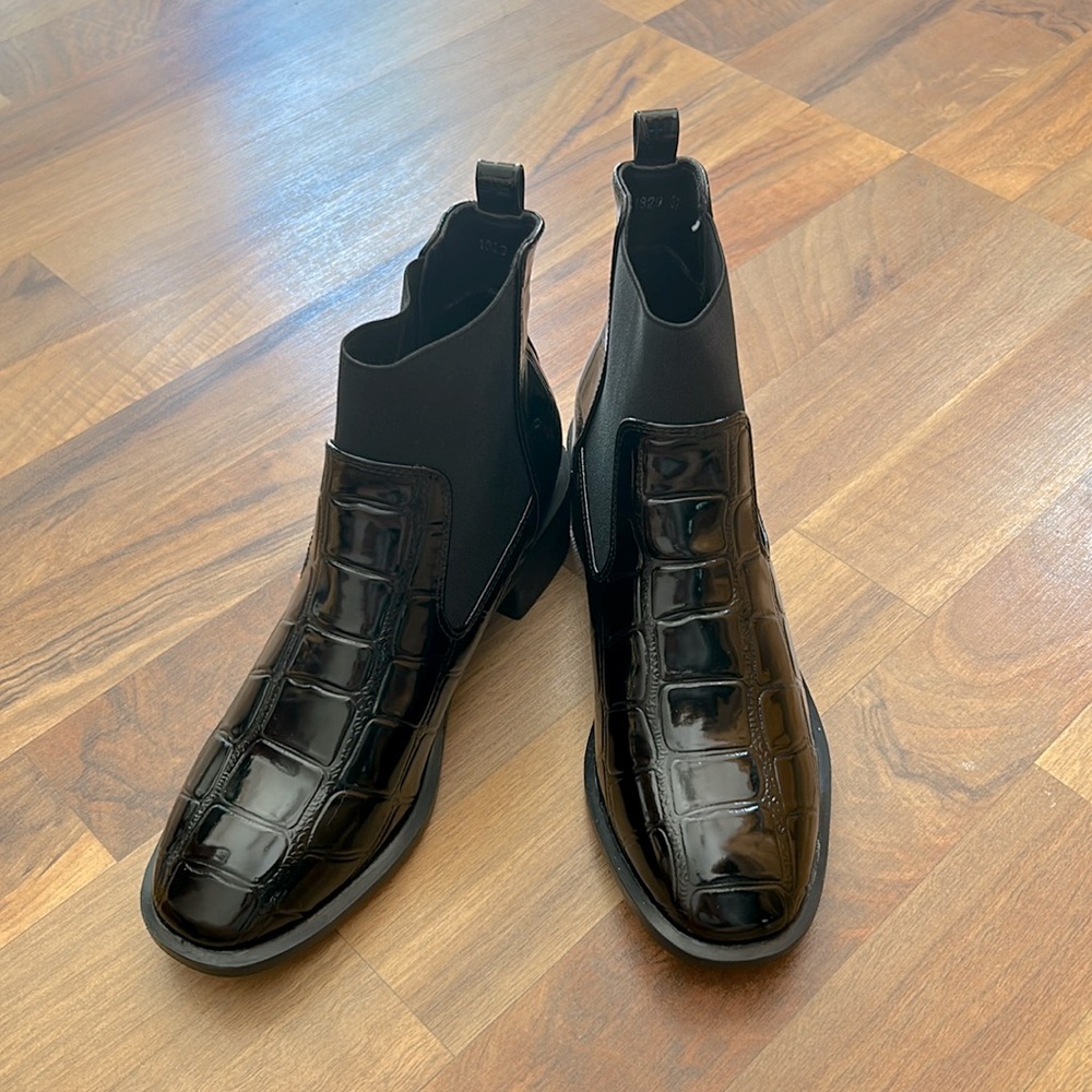 Women boots . Brand new never worn.